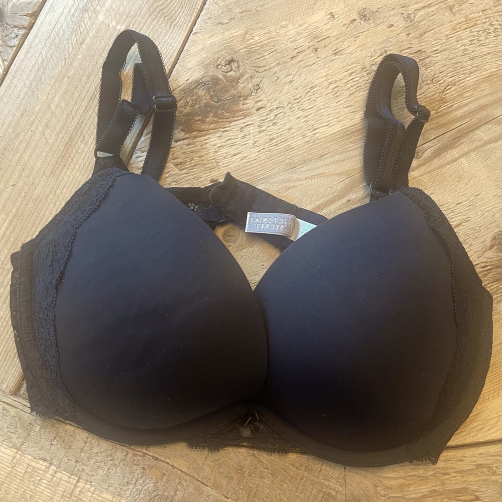 Victoria’s Secret Push-up Bra, Size 34D. Good condition.